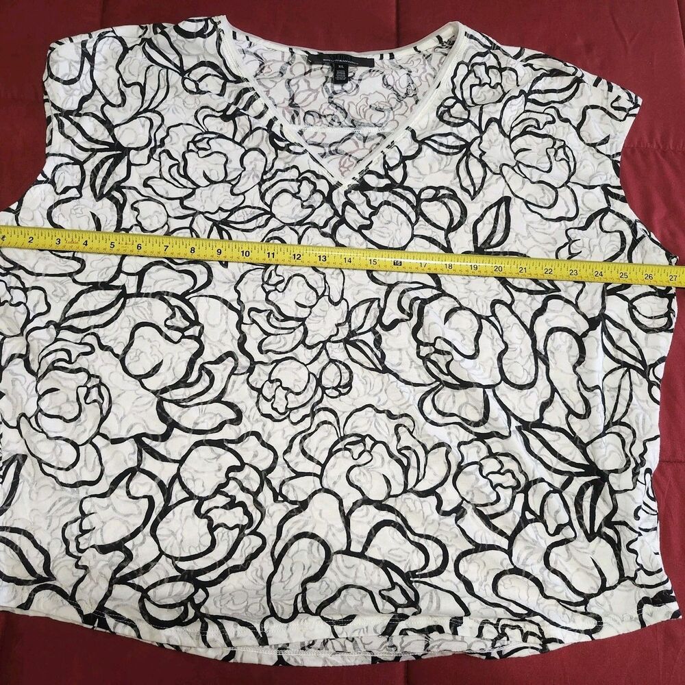 White House Black Market Floral V-Neck Top Women XL Black White Short Sleeve - Picture 9 of 9